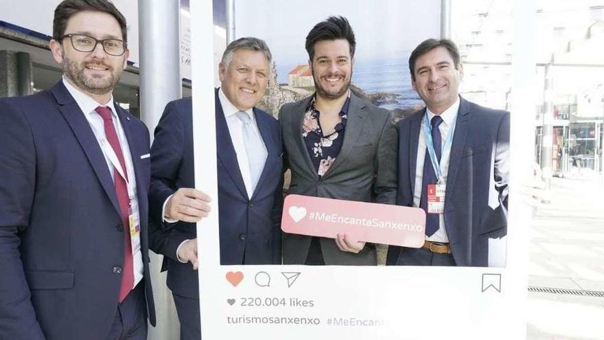 Jesús Sueiro, Telmo Martín y Gonzalo Pita con el meteorólogo Martín Barreiro. // FdV