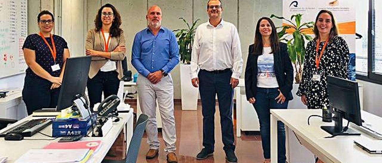 José Pablo Suárez (4i) y el gerente de la FPCT, Antonio M. Santana, con el equipo de la Oficina de Proyectos Europeos, Acerina Sosa (i), Almudena Rocío, Judith Sanabria y Laura Rodríguez (d).