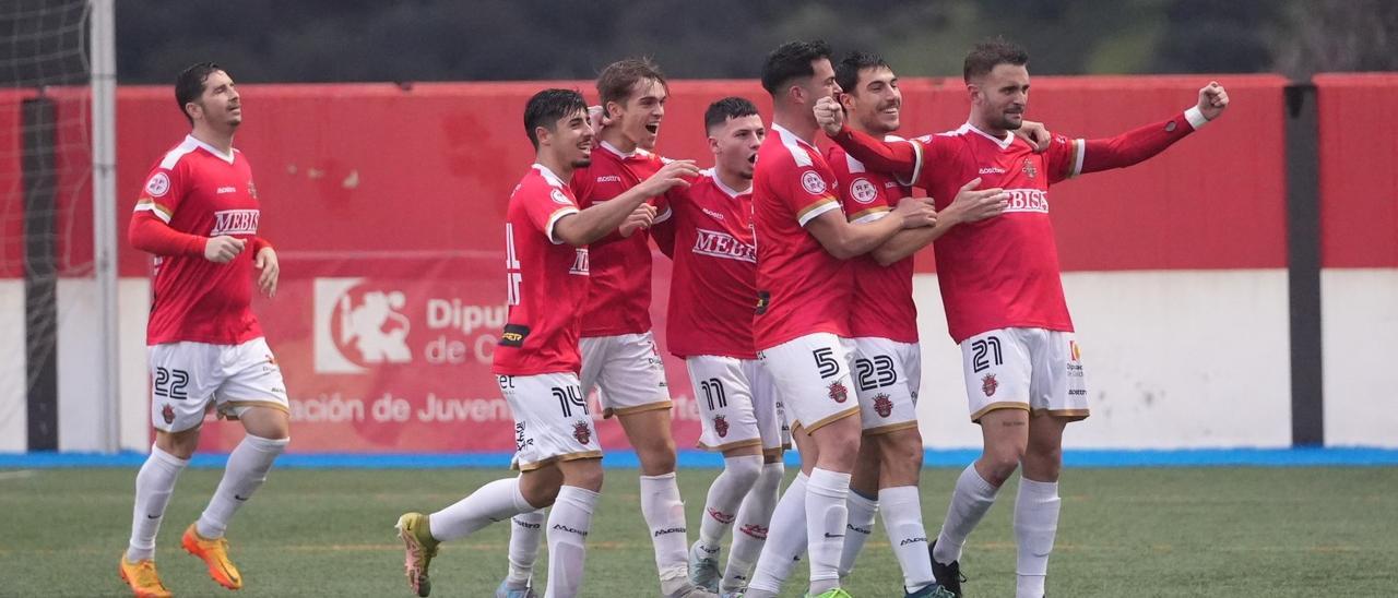 Los futbolistas del Atlético Espeleño celebran un gol esta temporada.