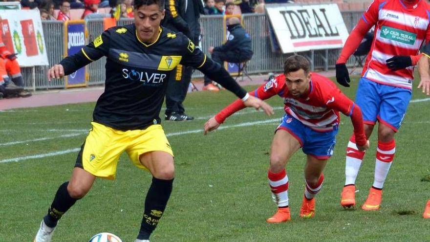 El nuevo jugador del Pontevedra, Hugo Rodríguez, con la camiseta del Cádiz. // FdV