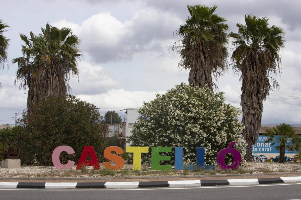 Rotonda de acceso al pueblo con el nombre de Castelló.