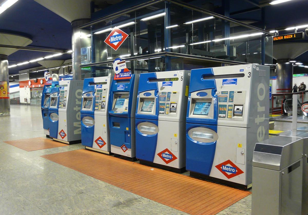 Las máquinas del Metro de Madrid cuentan con una losa de pavimento podotáctil para indicar su posición