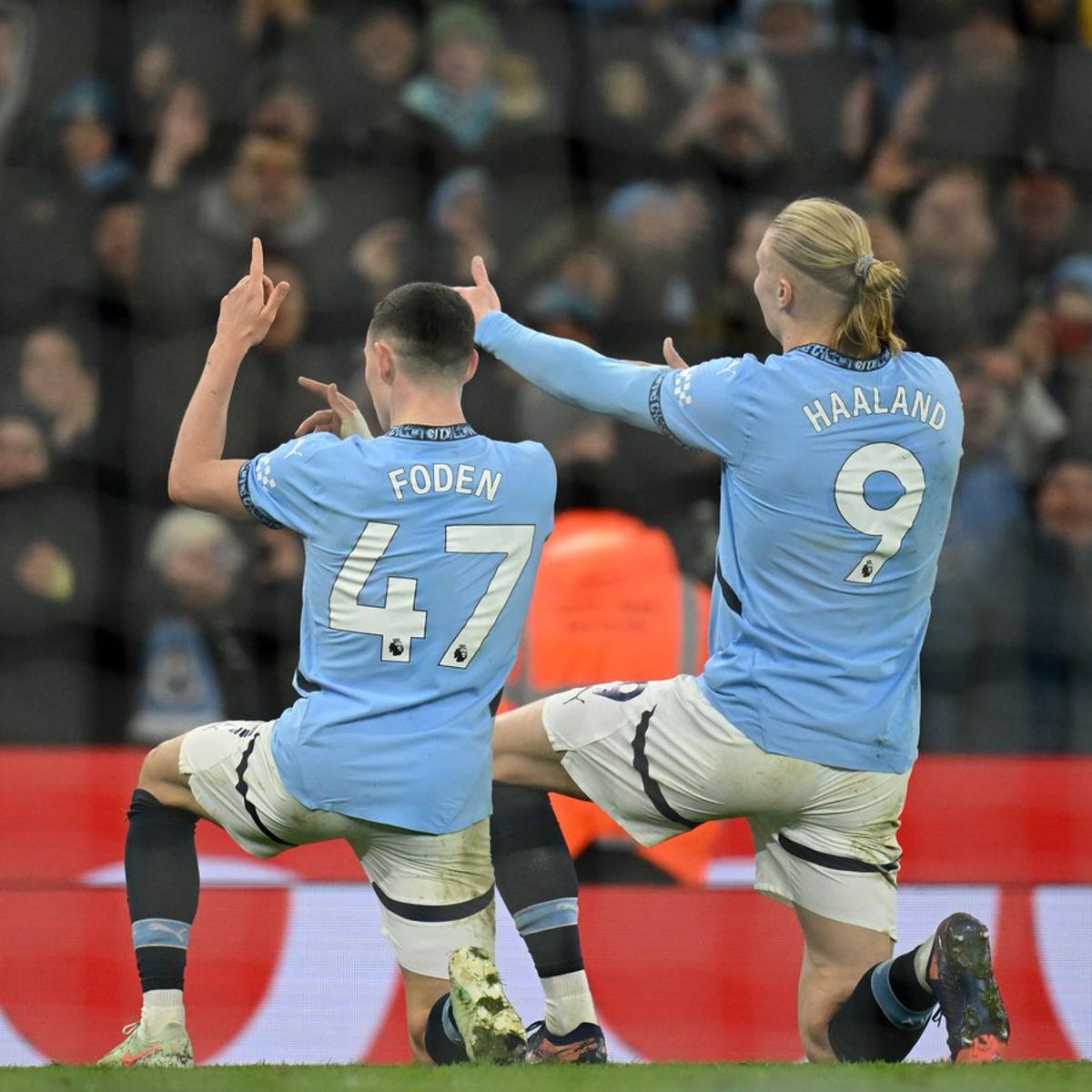 Foden y Haaland celebran el tercer gol del City ante el Chelsea.