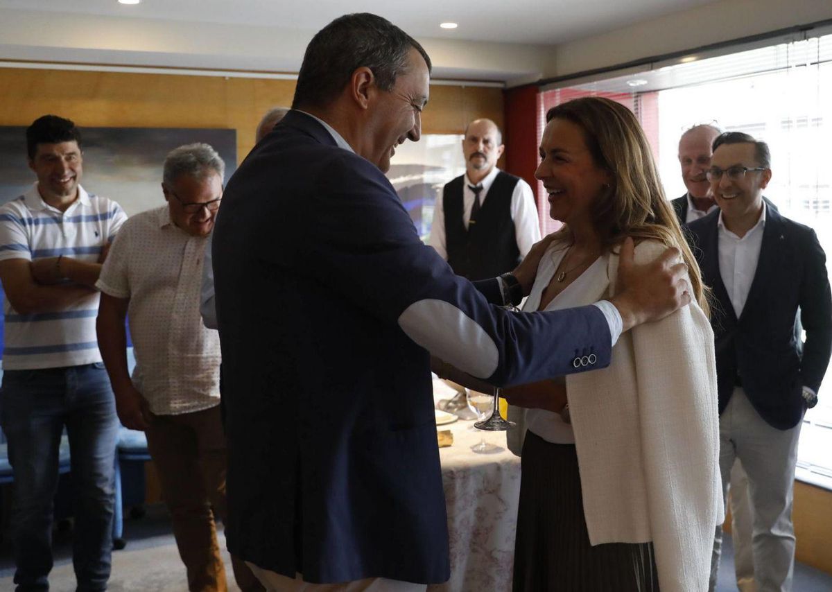 Javier Guillén, director de la Vuelta a España, y Cristina Mendo, saludándose ayer en la sede del periódico. | FERNANDO RODRÍGUEZ