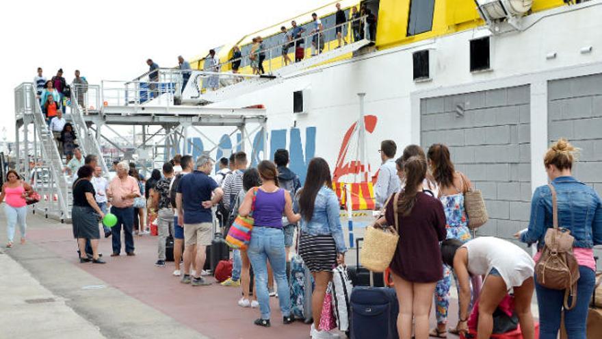 Imagen de archivo de pasajeros antes de subir a un barco que enlaza Gran Canaria con Fuerteventura.