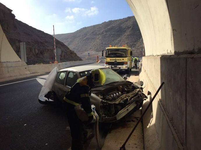 Un vehículo, destrozado tras sufrir un accidente en el túnel de Arguineguín