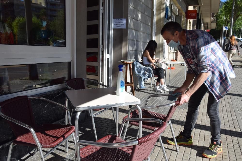 El comerç de Berga aixeca la persiana i les terrasses tornen a ocupar els carrers