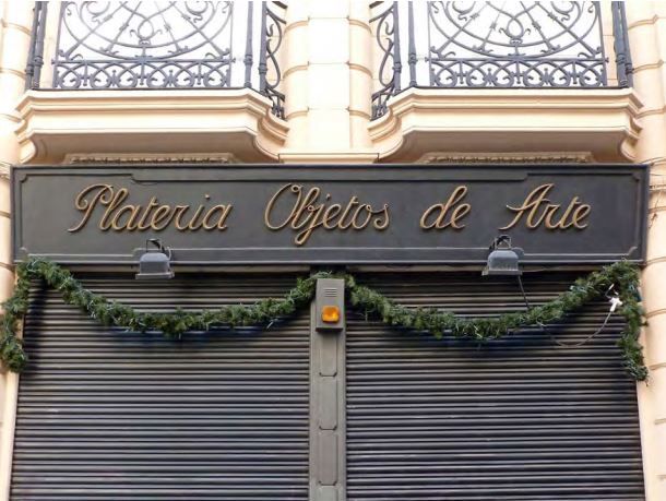 Los rótulos artesanales se resisten al olvido