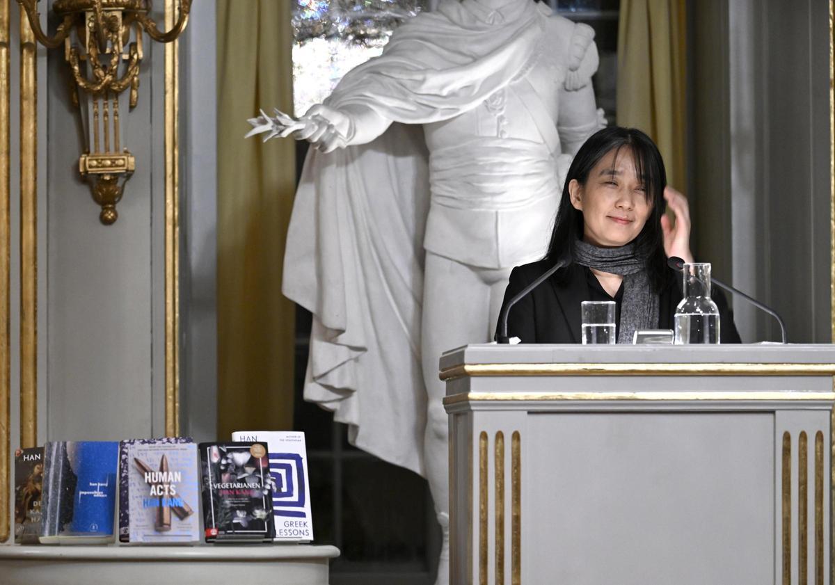 La escritora Han Kang, durante su discurso de aceptación del Premio Nobel de Literatura 2024.
