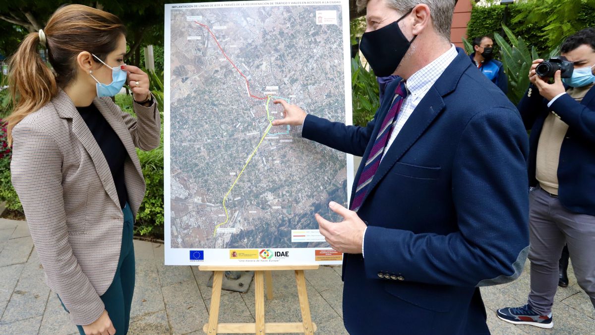 Los ediles Carmen Fructuoso y Juan Fernando Hernández ante el mapa de las nuevas rutas BTR