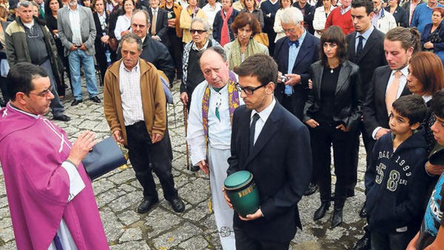 El atrio de la iglesia de Tirán estaba abarrotado en el momento en el que los familiares de Santiago Castroviejo hacían entrega de sus cenizas