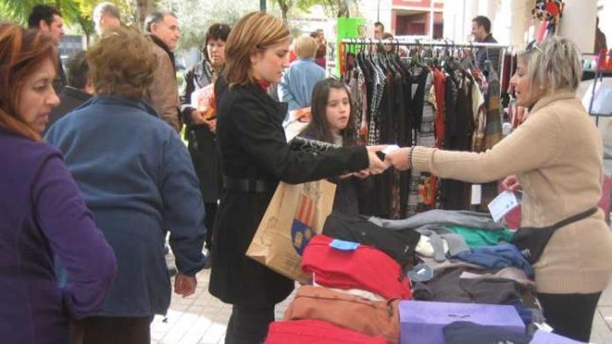 Los crevillentinos aprovecharon la Fira de Nadal para realizar sus compras.