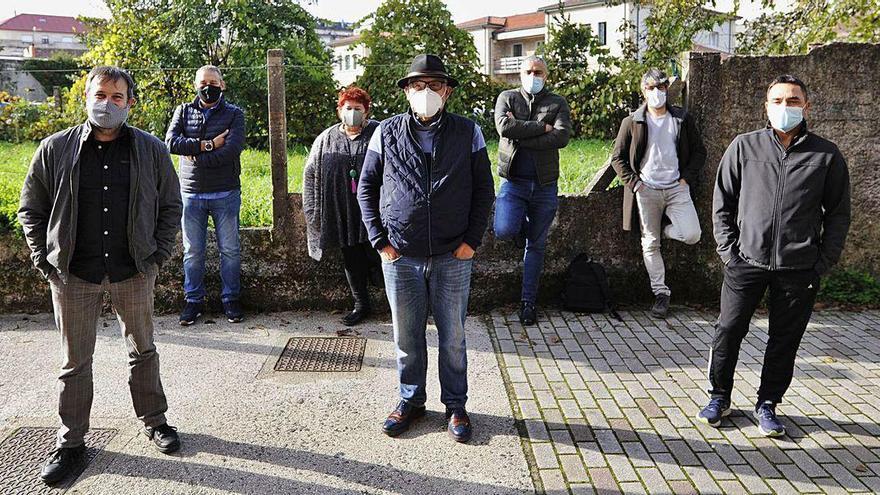 Los miembros de la Escola Municipal de Artes Escénicas antes de realizar un pase de la pieza en el Teatro Principal.