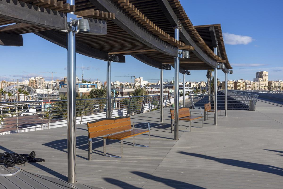 Torrevieja reabre un primer tramo del dique de Levante