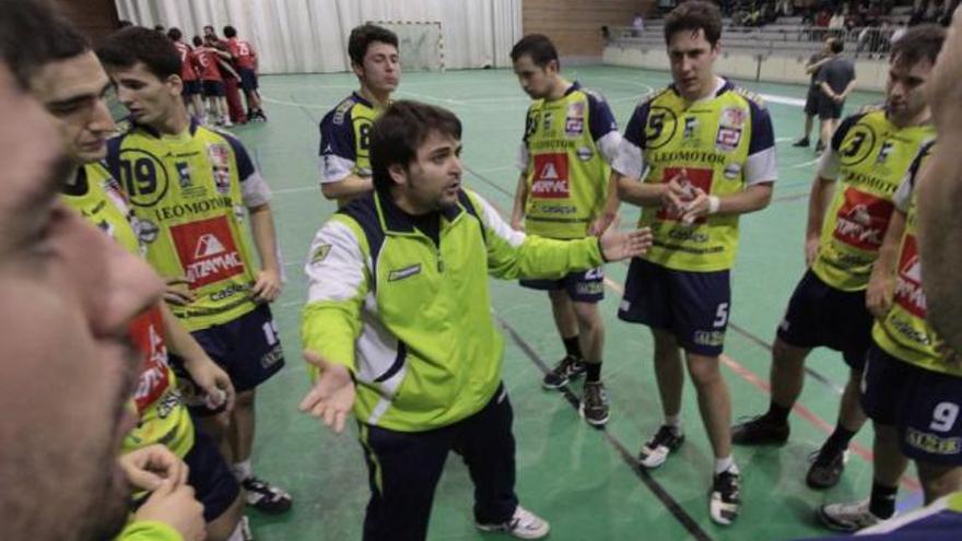 Eduardo García Valiente reúne a sus hombres durante el tiempo muerto de un partido.