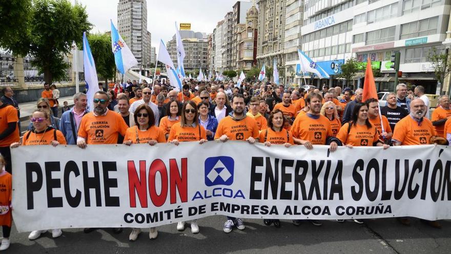 Manifestantes durante la protesta del pasado sábado en A Coruña por un precio eléctrico competitivo. | MIGUEL MIRAMONTES / ROLLER AGENCIA