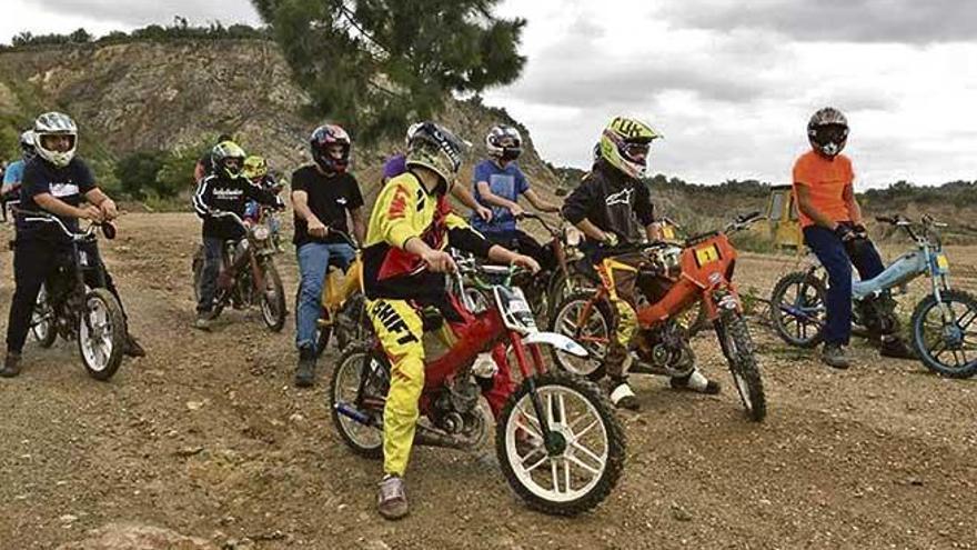 Maria celebra la tradicional carrera de ciclomotores