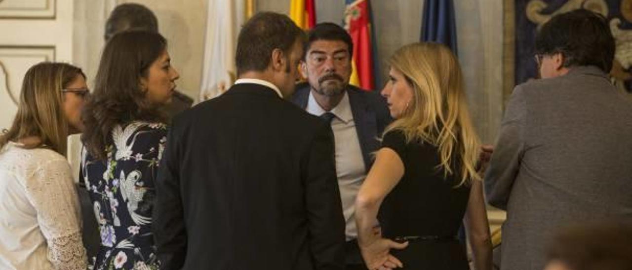 Los portavoces de los cinco grupos políticos rodean al alcalde de Alicante, el popular Luis Barcala, en una imagen reciente en el Ayuntamiento.