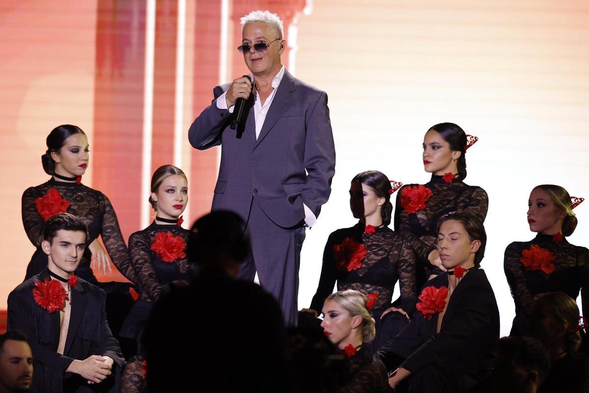 El cantante español Alejandro Sanz durante su actuación en la gala anual de los Latin Grammy, celebrada este jueves en Sevilla.