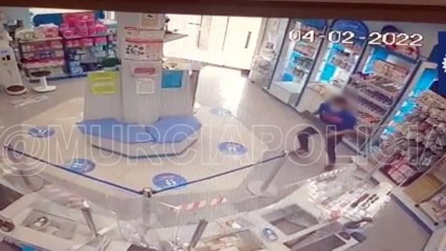 Roba una furgoneta, lesiona a una mujer al arrebatarle el bolso y atraca una farmacia en menos de 24 horas en Murcia