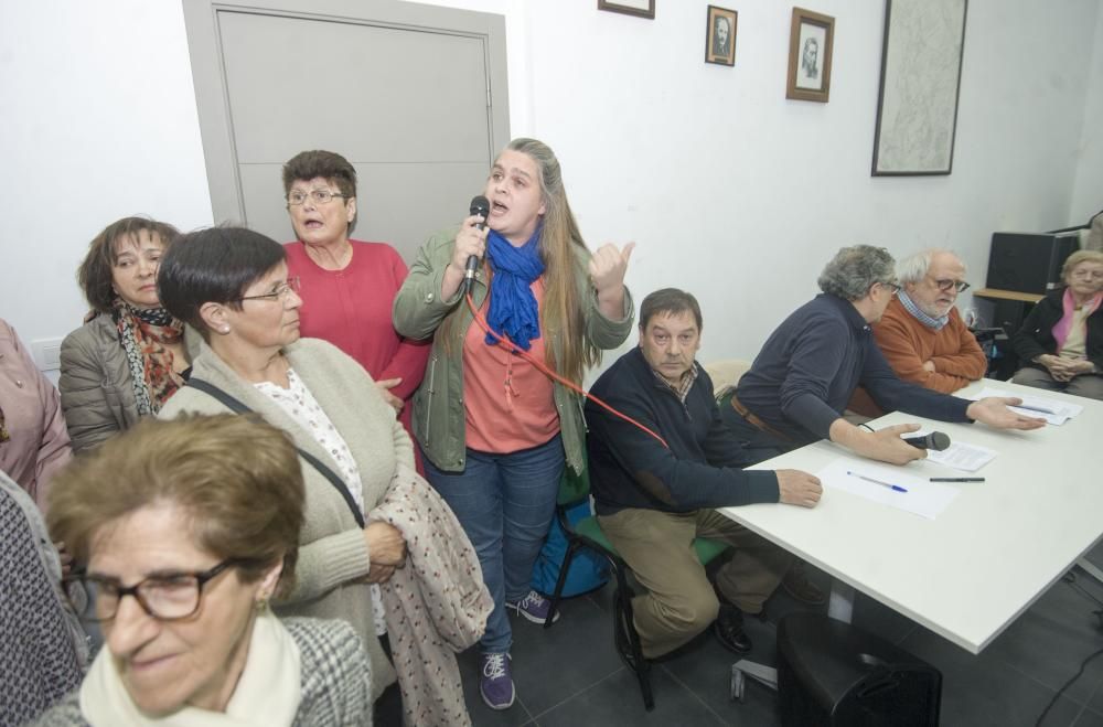 Tensa asamblea de vecinos en Eirís