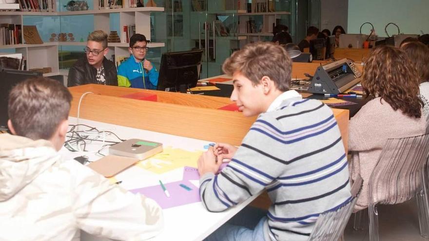 Alumnos que participan en el taller &quot;Humanos y máquinas&quot;, ayer.