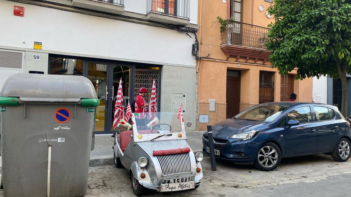 Un original coche ataviado por banderas del Athletic.