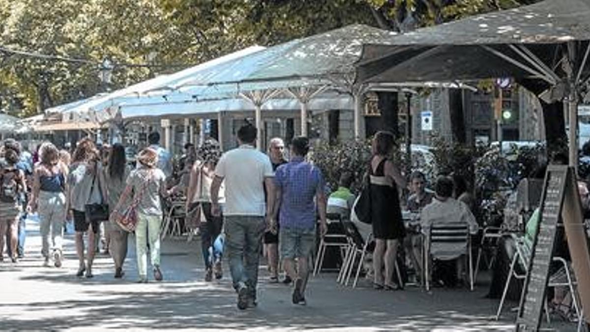 La Rambla de Catalunya, repleta de terrazas.