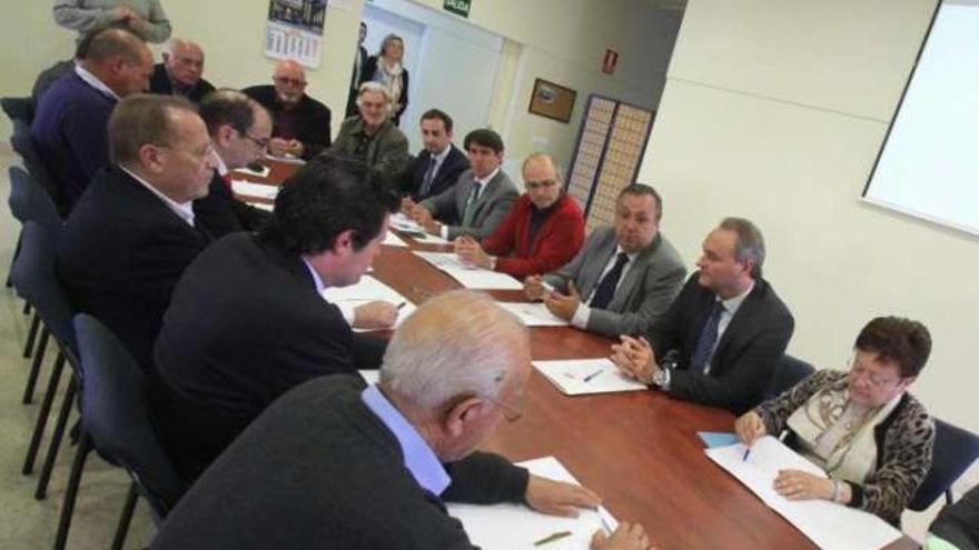 Imagen de la reunión de Alberto Fabra y Luisa Pastor, ayer con la Junta Central en Villena.