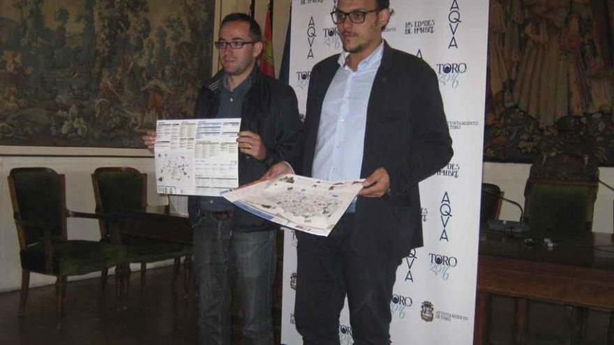 Tomás del Bien (derecha) y el concejal Samuel Bonis muestran el contenido del nuevo plano. Foto