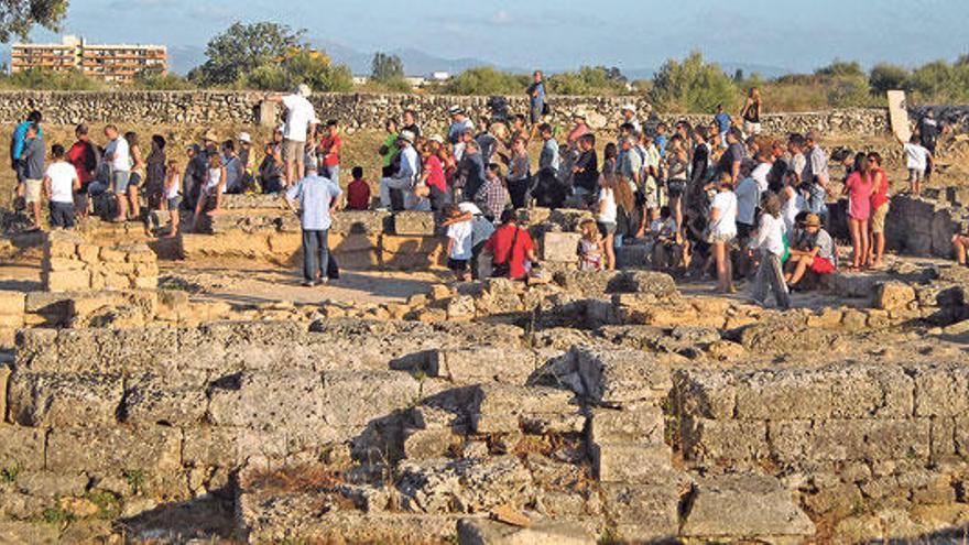 Los visitantes se acercaron hasta el antiguo foro romano, el centro de la metrópoli, donde se levantaban los templos religiosos o el mercado.