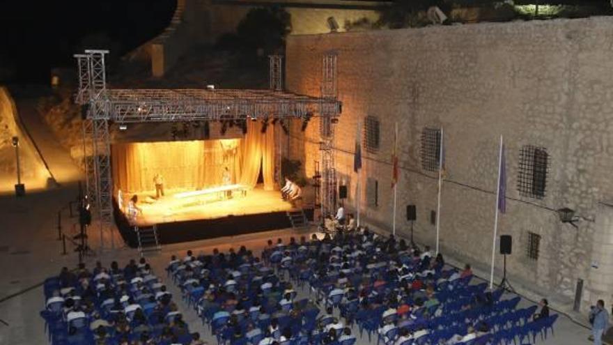 Imagen de la Plaza de Armas del Castillo de Santa Bárbara, en una de las representaciones del I Festival de Teatro Clásico, celebrado en 2016.