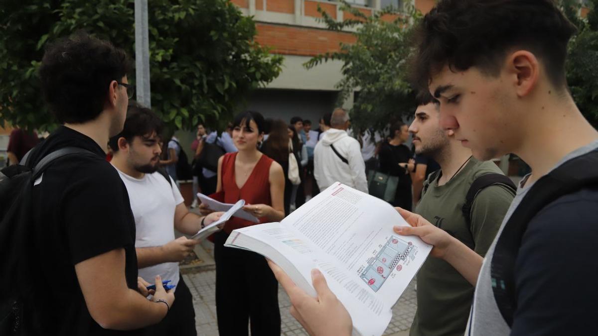 Estudiantes repasando antes del examen de Selectividad en Córdoba