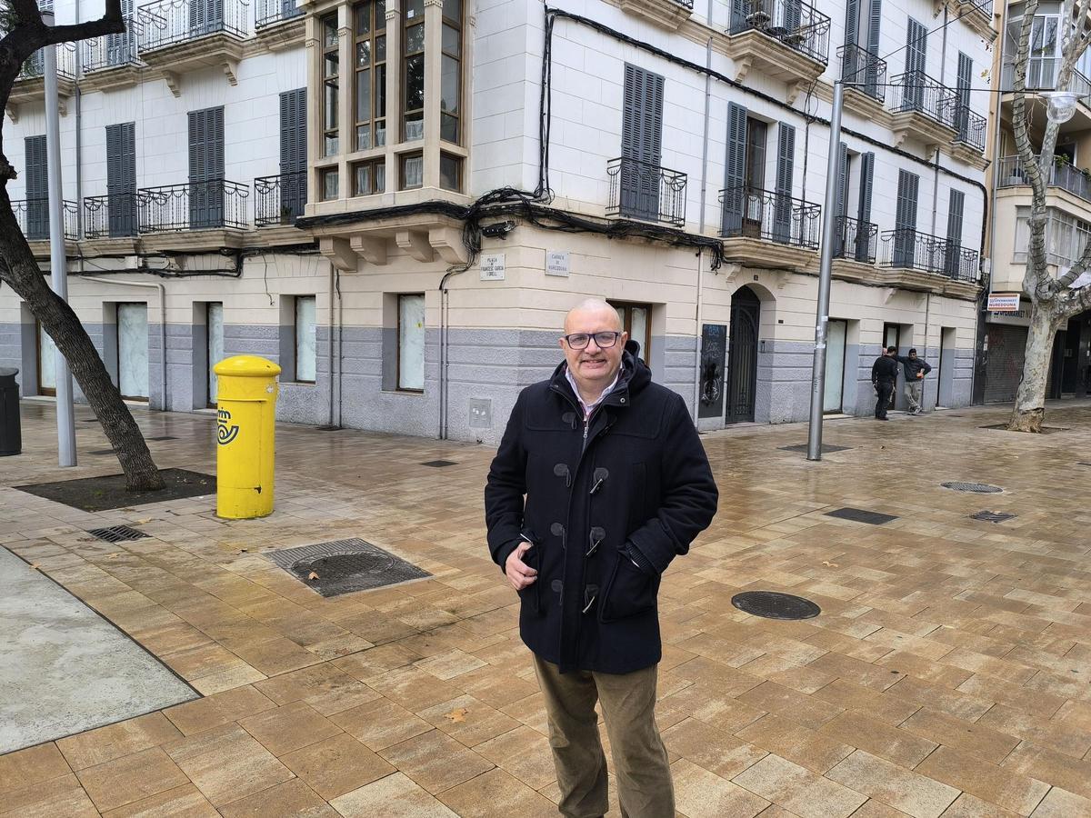 Nael Falo, portavoz de Flipau amb Pere Garau, delante del edificio Nuredduna 24.