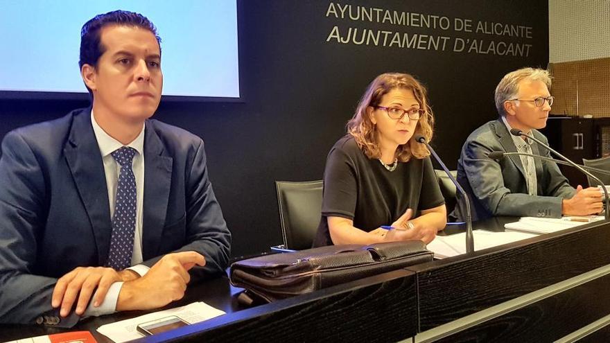 De izda a derecha Rubén Alfaro, presidente de la Federación de Municipios, la consellera Elena Cebrián y Roger Llanes, director de Agricultura