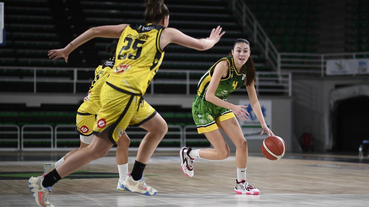 Stephanie Martínez avanza hacia la canasta rival en el partido ante el Picken Claret.