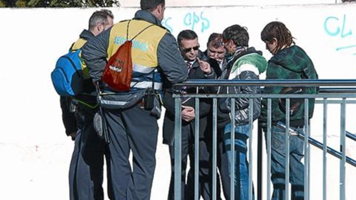 Revisores y vigilantes de Renfe, en la estación de Sitges, el 4 de enero.