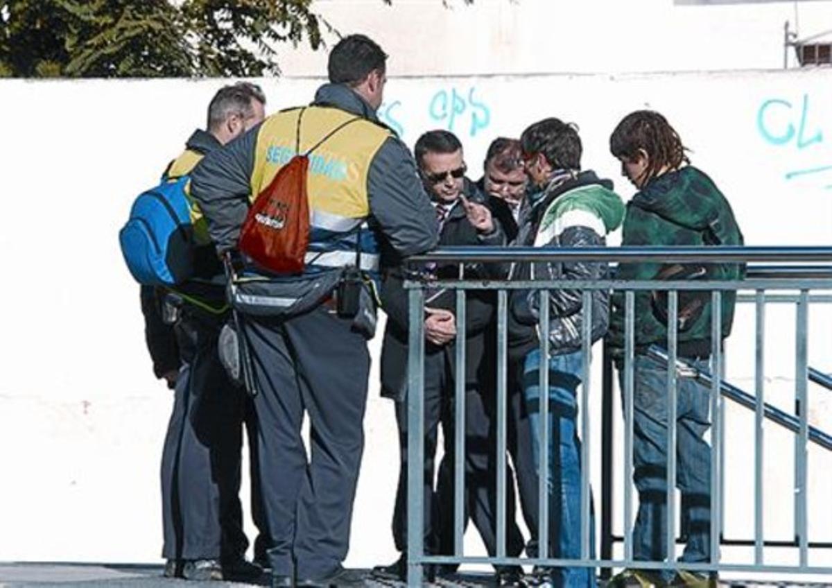 Revisors i vigilants de Renfe, a l’estació de Sitges, el 4 de gener.