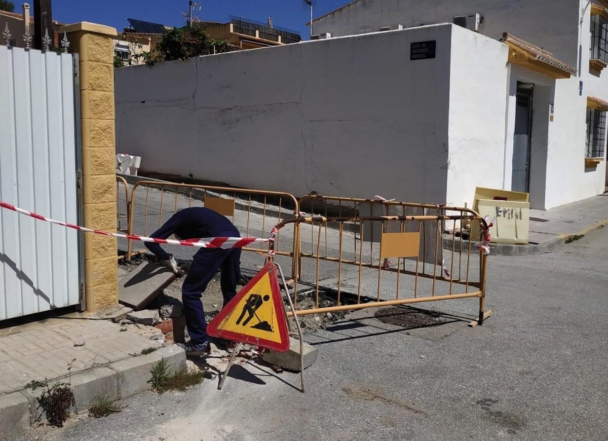 Un operario, trabajando en una calle de Campanillas.