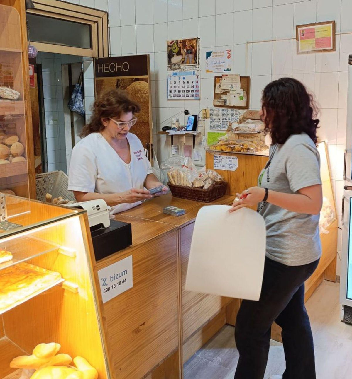 Unha alumna facendo entrega dos imáns en Lourido. | FdV