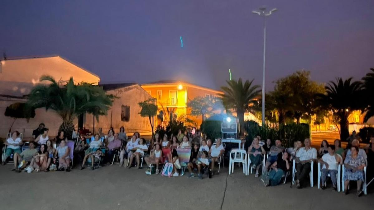 Proyección cinematográfica en la plaza de El Tejar