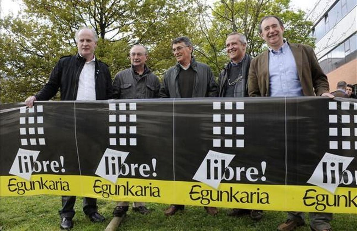 Els cinc imputats en el ’cas Egunkaria’, amb Martxelo Otamendi a l’esquerra. Al costat, Juan Maria Torrealday, Txema Auzmendi, Iñaki Uria i Xabier Oleaga, a l’exseu del diari ’Egunkaria’, a Andoain (Biscaia), el 12 d’abril del 2010. Els cinc imputats en el ’cas Egunkaria’, amb Martxelo Otamendi a l’esquerra. Al costat, Juan Maria Torrealday, Txema Auzmendi, Iñaki Uria i Xabier Oleaga, a l’exseu del diari ’Egunkaria’, a Andoain (Biscaia), el 12 d’abril del 2010.