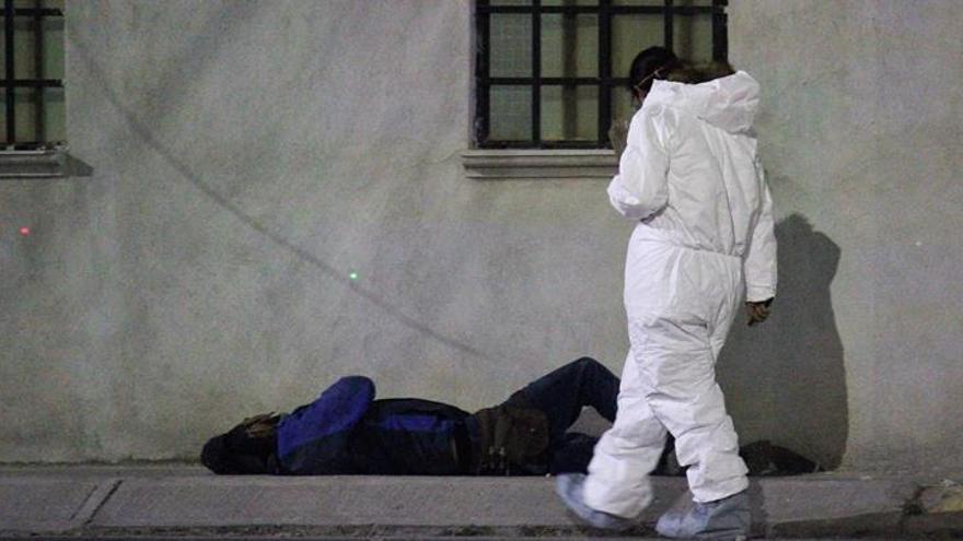 Peritos forenses trabajan en la zona donde fueron atacadas nueve personas hoy, en el municipio de Celaya, en el estado de Guanajuato (México).