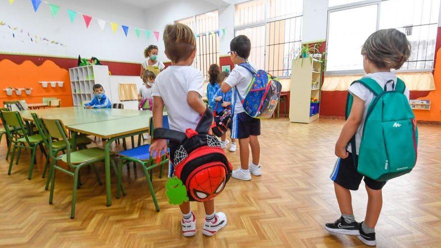 Un grupo de estudiantes en el regreso a las aulas en septiembre