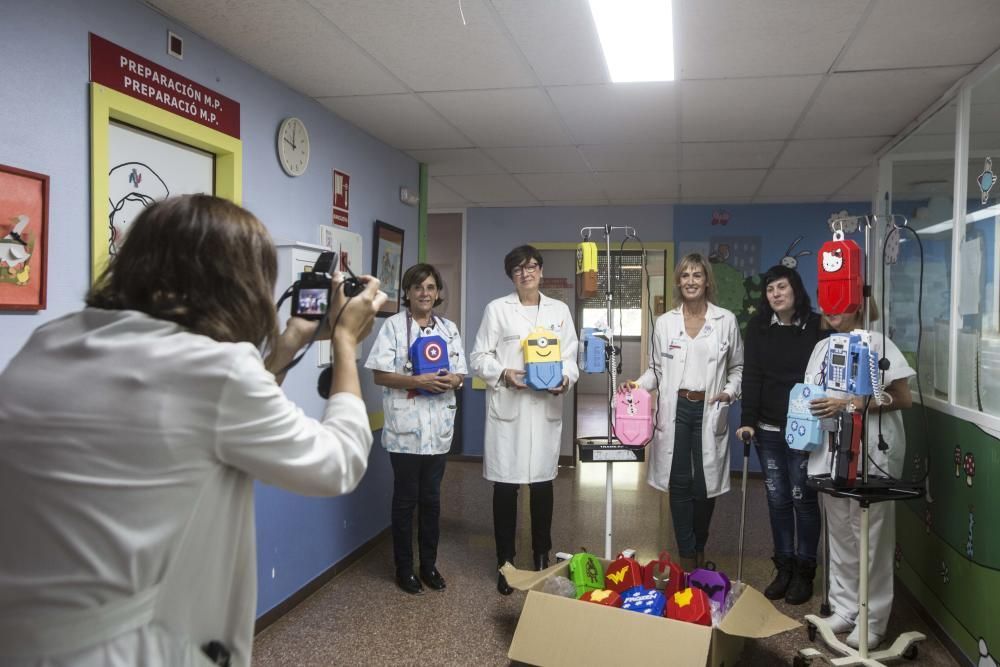 El Hospital de Sant Joan recibe una donación de cajas decoradas con superhéroes y personajes de dibujos animados para cubrir las bolsas de tratamiento de los niños ingresados