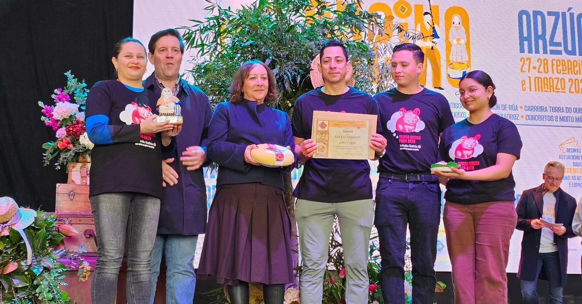 A concelleira de Turismo e Promoción Económica, Begoña Balado, entregou o Premio Petiscos ao bar Os Amigos.