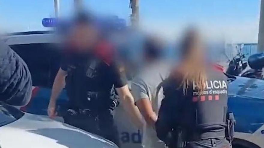 Moment de la detenció de l'intern fugit a la Barceloneta