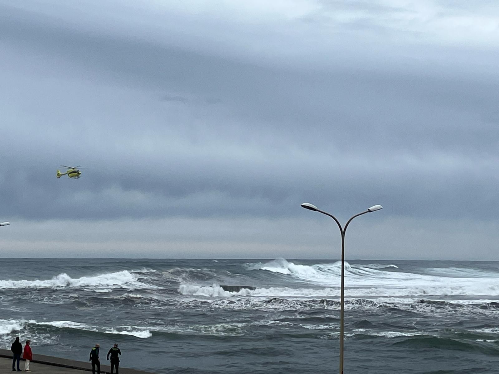 Las labores de rescate del hombre que cayó al mar en San Esteban