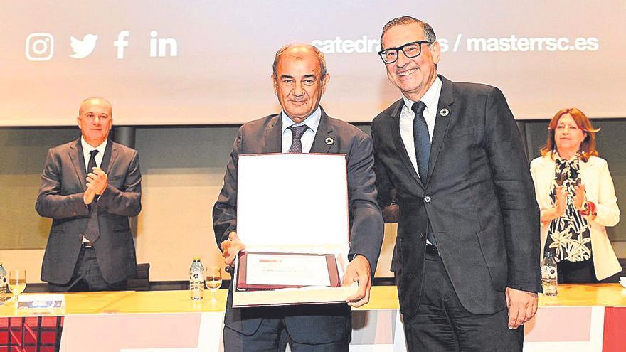 Juan Antonio Pedreño, premiado por su trayectoria en la IV Noche de la RSC de la UMU