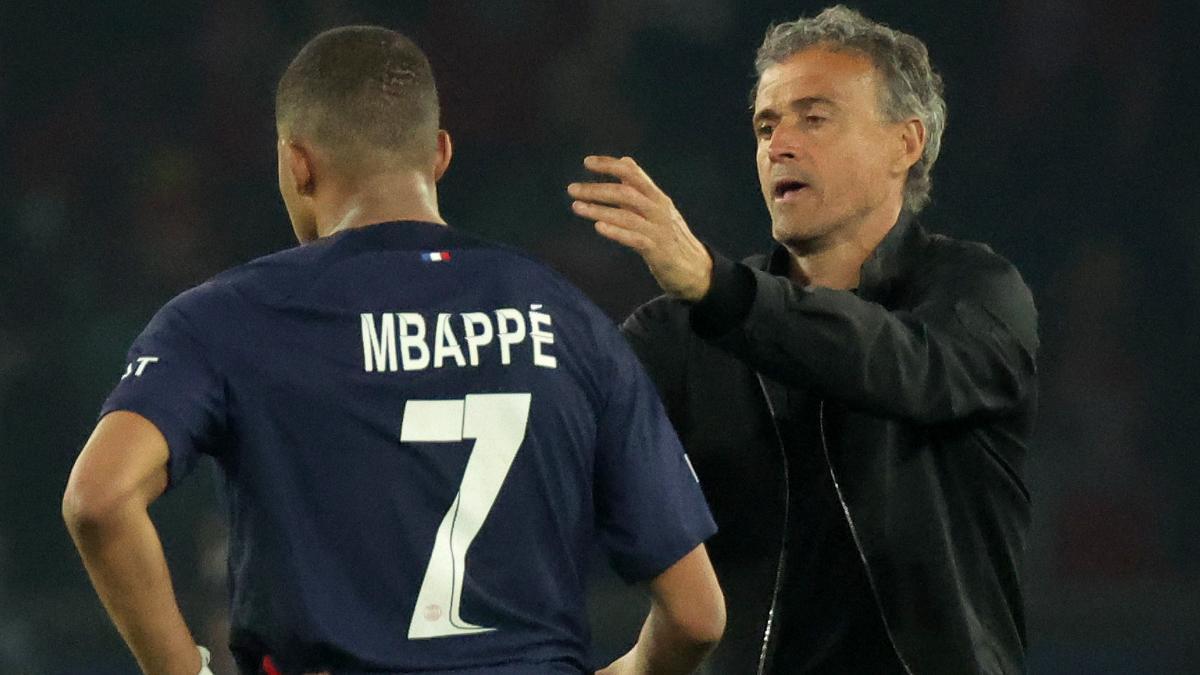 Luis Enrique, entrenador del PSG, consolando a Mbappé tras la eliminación en la Champions